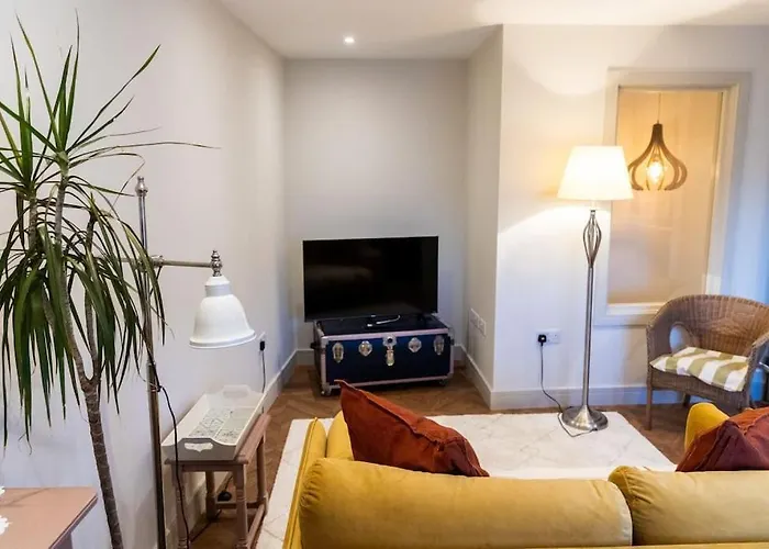 Amarelo Apartment, Central Charlbury, 1 Super King Bed