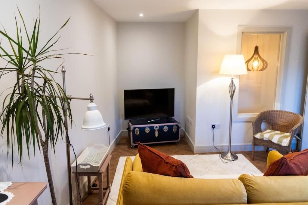 Amarelo Apartment, Charlbury, 1 Super King Bed Apartment *