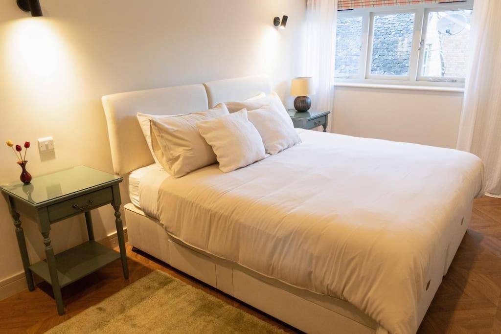 Amarelo Apartment, Charlbury, 1 Super King Bed *